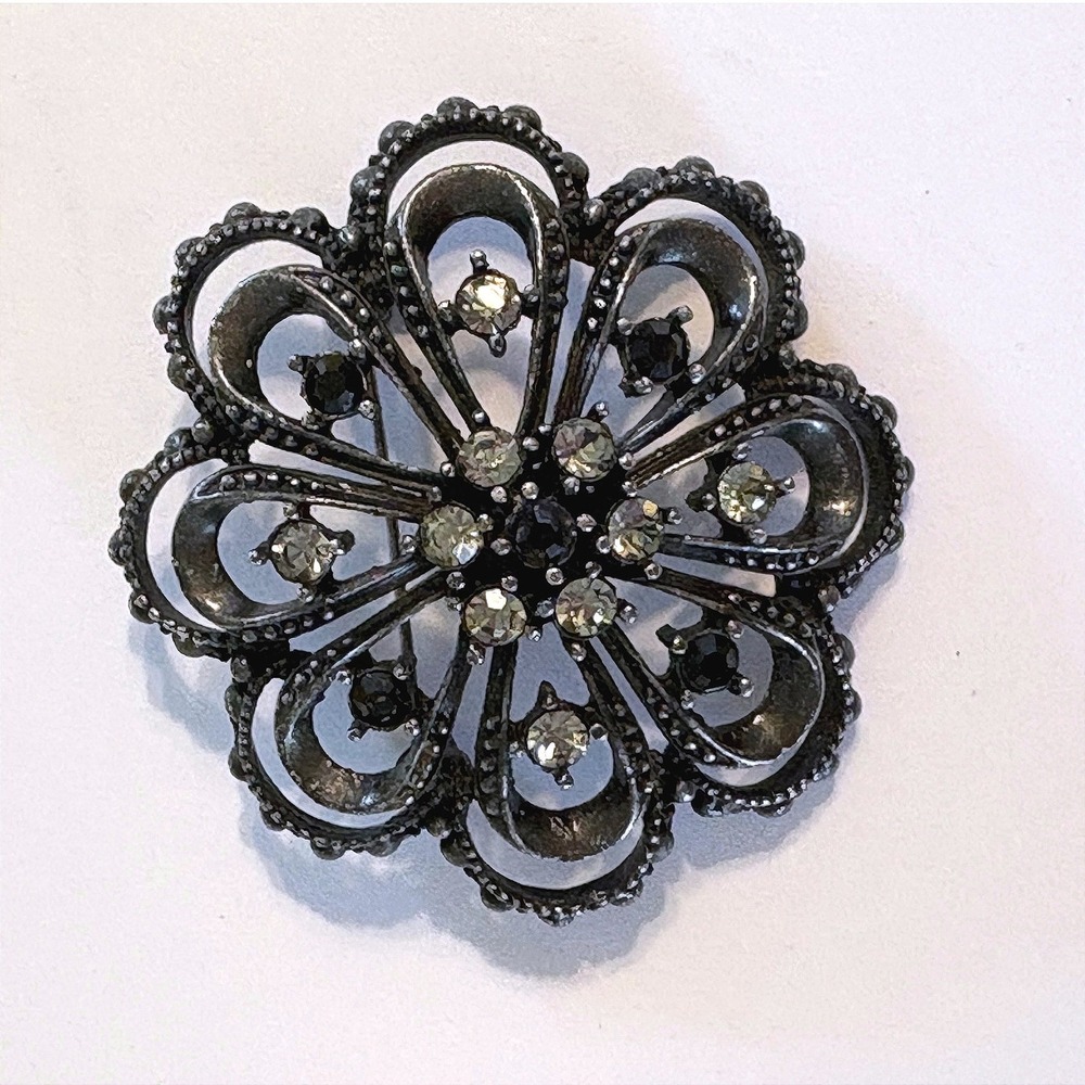 Vintage Style Gunmetal Filigree Flower Brooch Grey Clear Rhinestone Floral‎ Pin